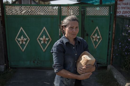 Last residents of Vesyoloye village in Donetsk Region