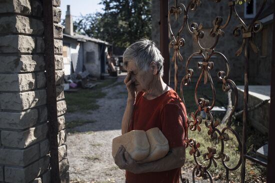 Last residents of Vesyoloye village in Donetsk Region