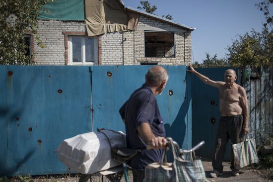 Last residents of Vesyoloye village in Donetsk Region