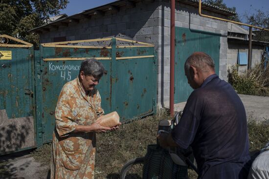 Last residents of Vesyoloye village in Donetsk Region