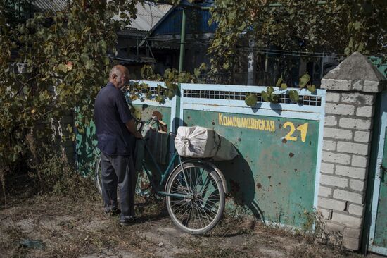 Last residents of Vesyoloye village in Donetsk Region