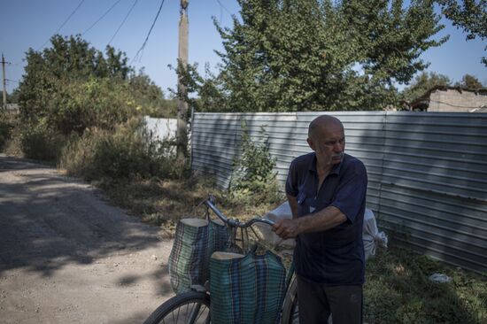Last residents of Vesyoloye village in Donetsk Region