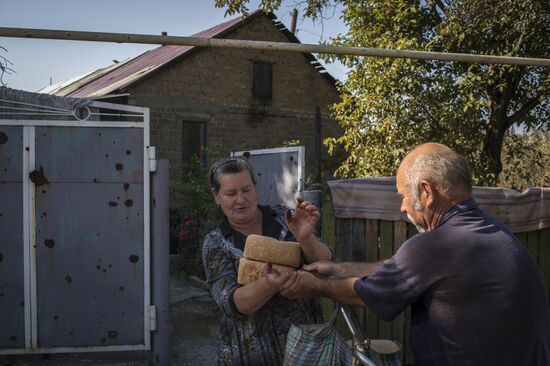 Last residents of Vesyoloye village in Donetsk Region