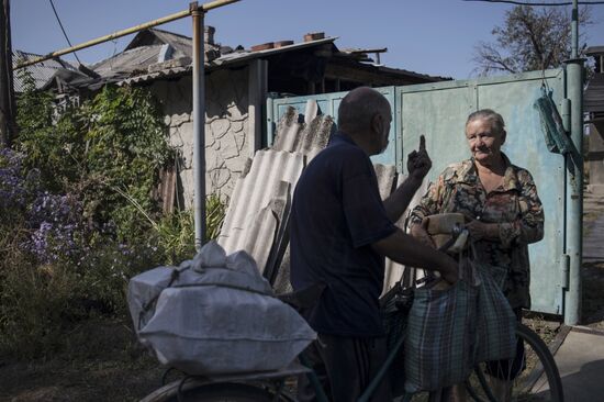Last residents of Vesyoloye village in Donetsk Region