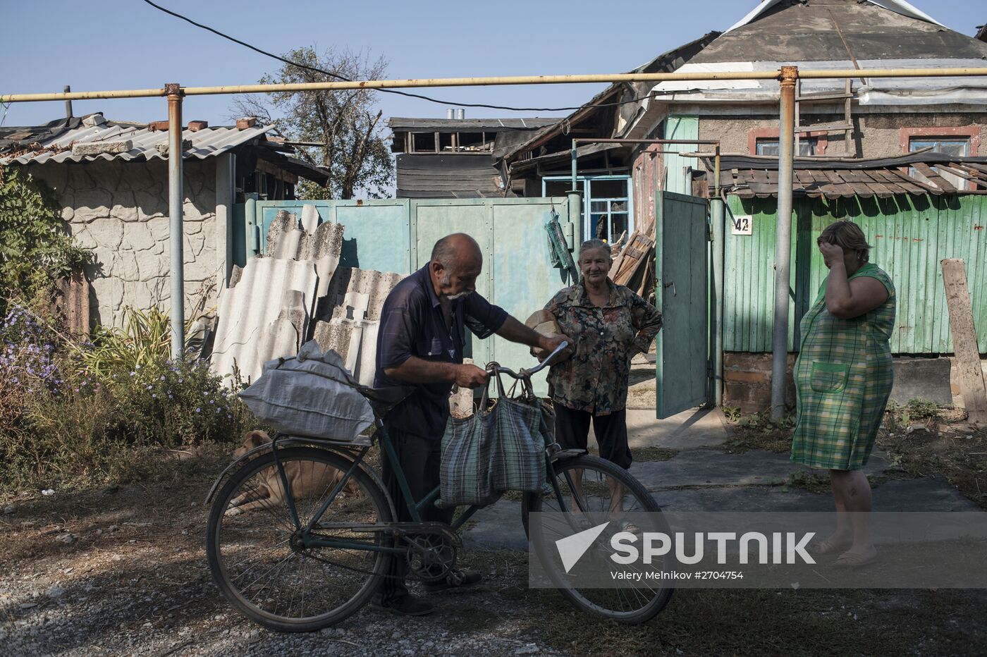 Last residents of Vesyoloye village in Donetsk Region