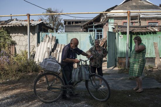 Last residents of Vesyoloye village in Donetsk Region