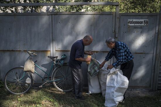 Last residents of Vesyoloye village in Donetsk Region