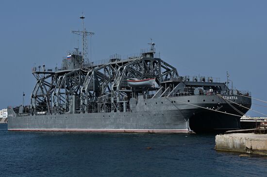The Kommuna submarine salvage ship of the Russian Black Sea Fleet