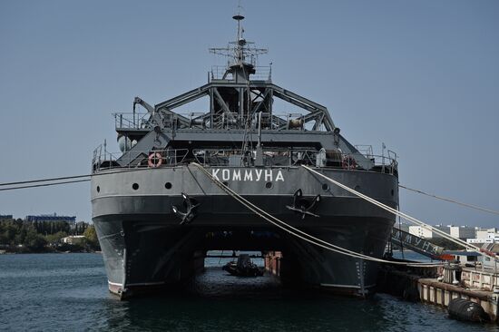 The Kommuna submarine salvage ship of the Russian Black Sea Fleet