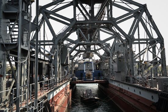The Kommuna submarine salvage ship of the Russian Black Sea Fleet