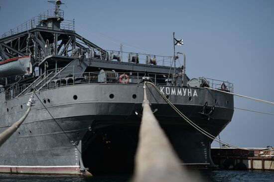 The Kommuna submarine salvage ship of the Russian Black Sea Fleet