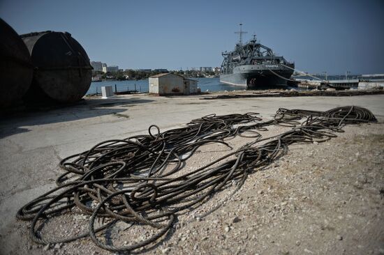 The Kommuna submarine salvage ship of the Russian Black Sea Fleet