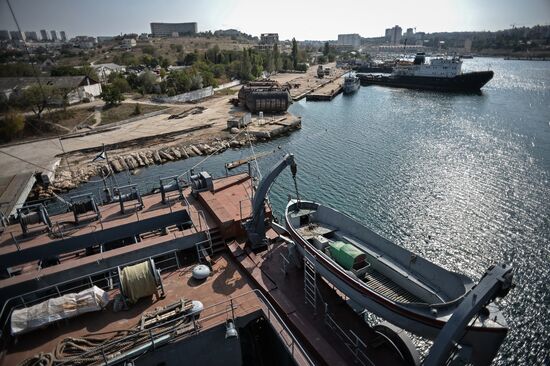 The Kommuna submarine salvage ship of the Russian Black Sea Fleet