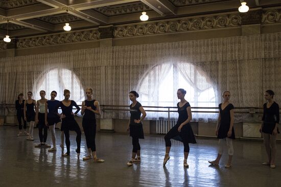 Swan Lake ballet shw rehearsed at Donetsk Opera