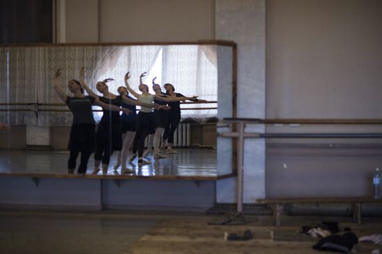 Swan Lake ballet shw rehearsed at Donetsk Opera