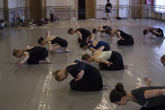 Swan Lake ballet shw rehearsed at Donetsk Opera