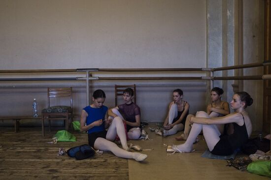 Swan Lake ballet shw rehearsed at Donetsk Opera