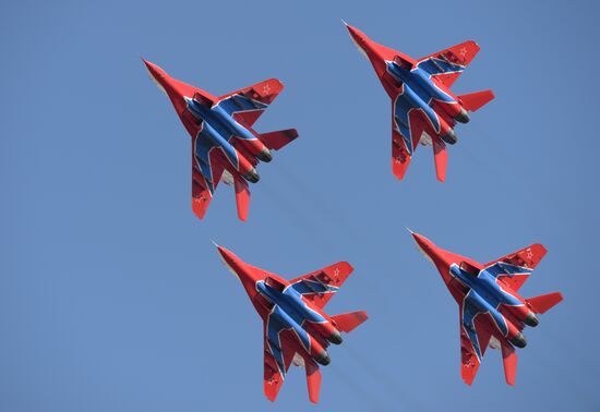 Air show dedicated to 95th anniversary of flight test center of Defense Ministry