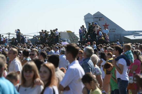 Air show dedicated to 95th anniversary of flight test center of Defense Ministry