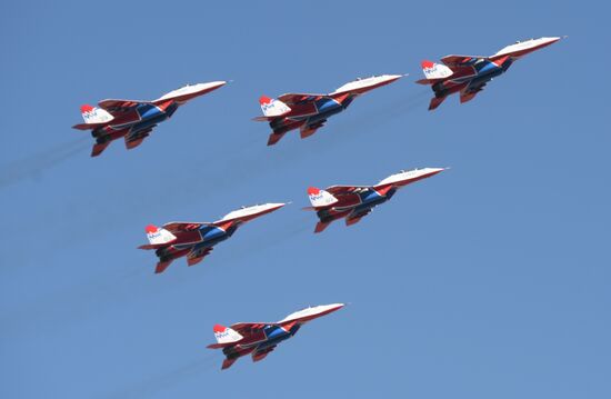 Air show dedicated to 95th anniversary of flight test center of Defense Ministry