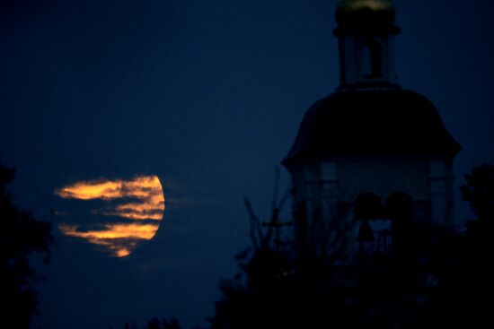 Super-moon in Moscow