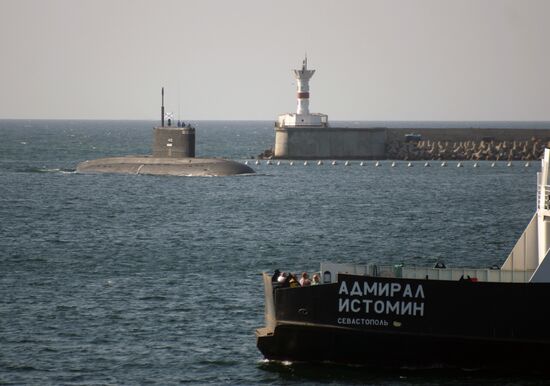 The Novorossiysk submarine arrives in Sevastopol harbor