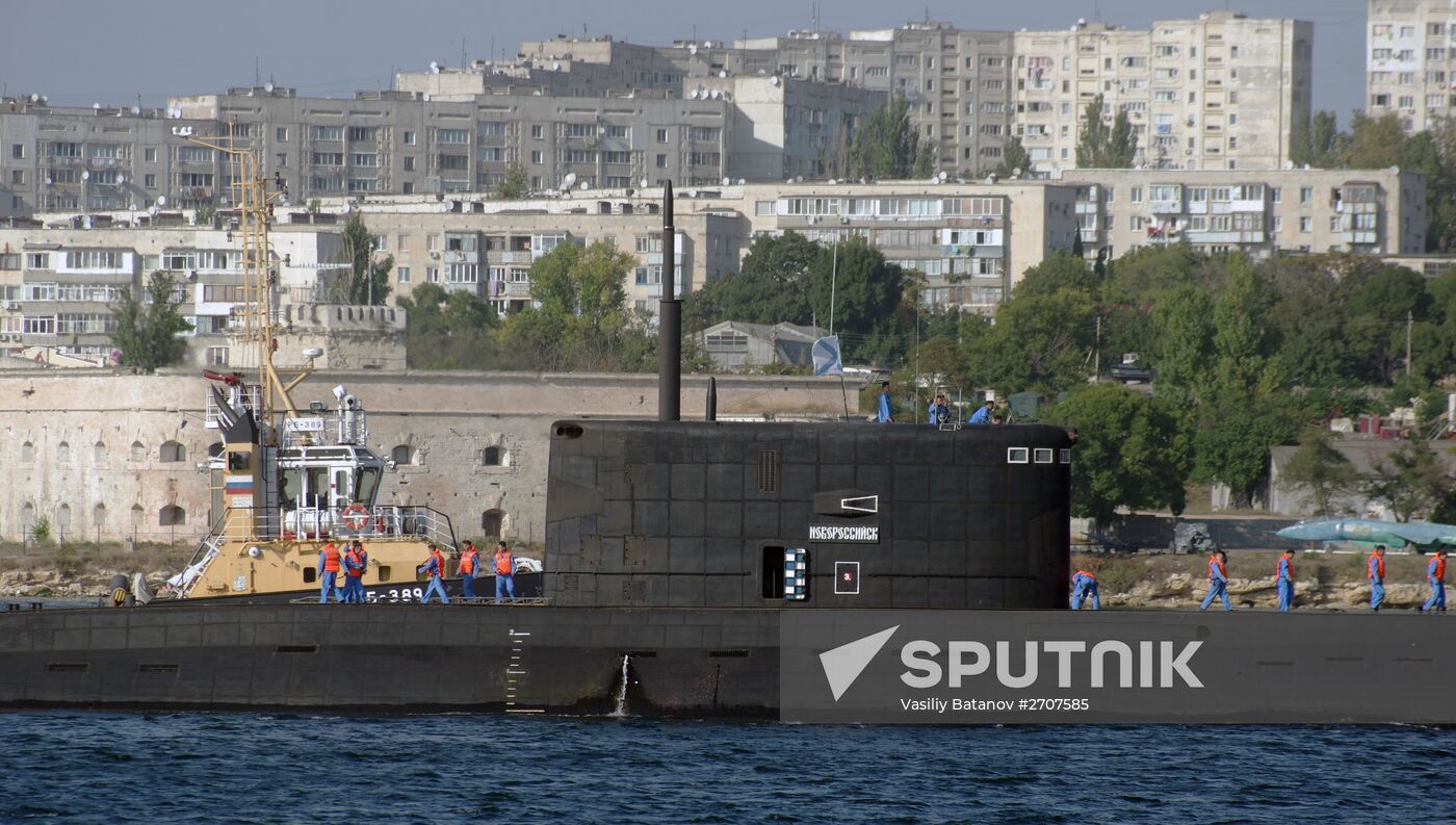 The Novorossiysk submarine arrives in Sevastopol harbor