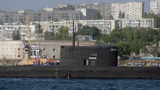 The Novorossiysk submarine arrives in Sevastopol harbor