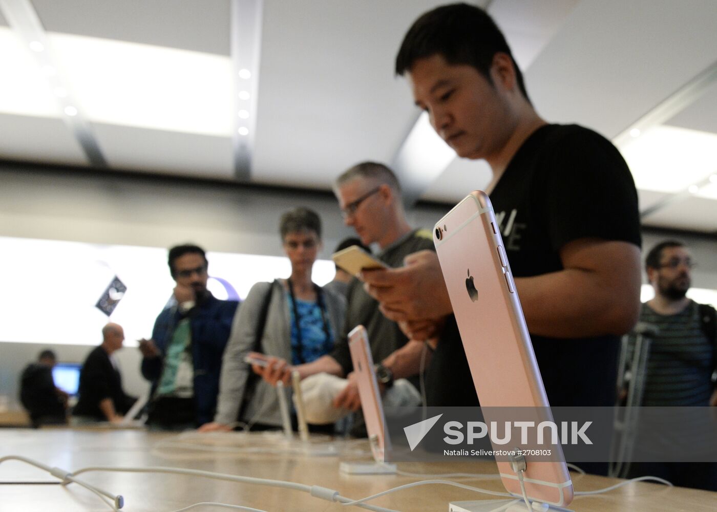 Selling iPhone 6s and iPhone 6s Plus Smartphones