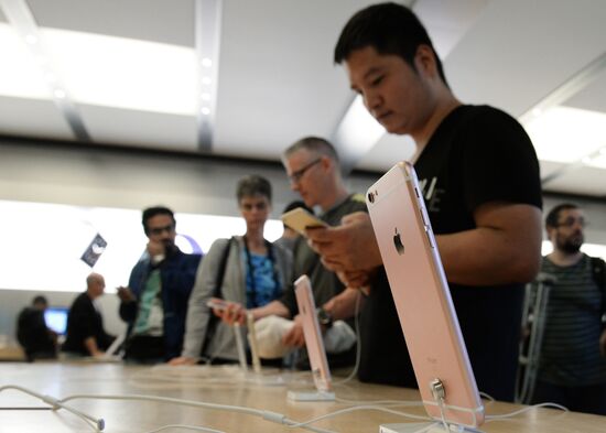 Selling iPhone 6s and iPhone 6s Plus Smartphones