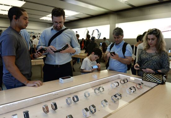 Selling iPhone 6s and iPhone 6s Plus Smartphones