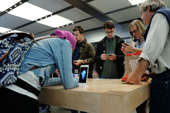 Selling iPhone 6s and iPhone 6s Plus Smartphones