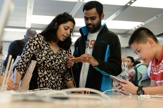 Selling iPhone 6s and iPhone 6s Plus Smartphones