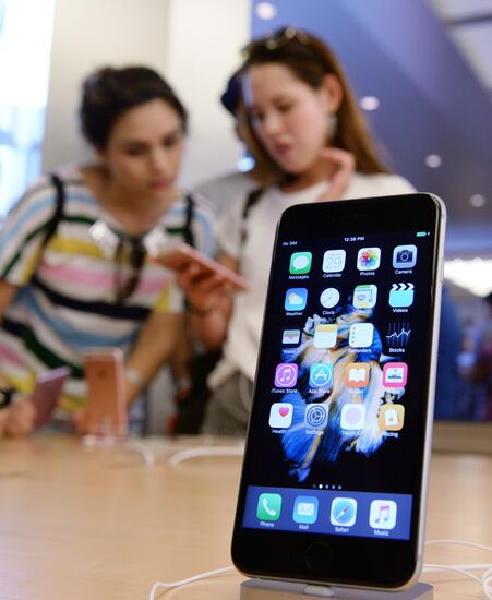 Selling iPhone 6s and iPhone 6s Plus Smartphones