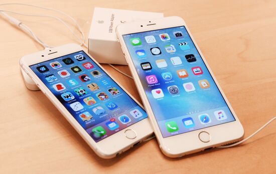 Selling iPhone 6s and iPhone 6s Plus smartphones