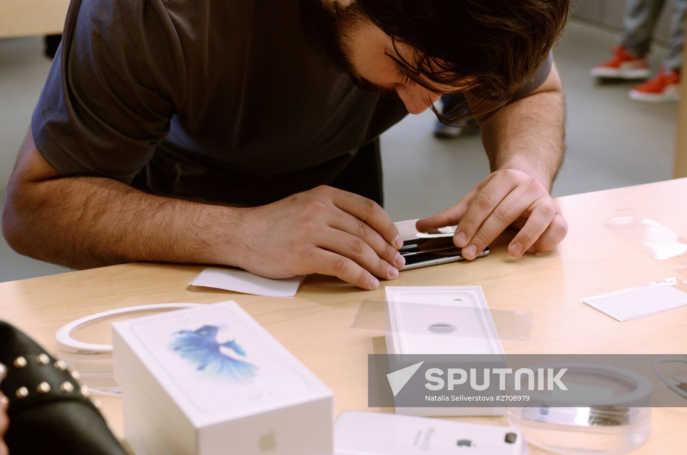 Selling iPhone 6s and iPhone 6s Plus Smartphones