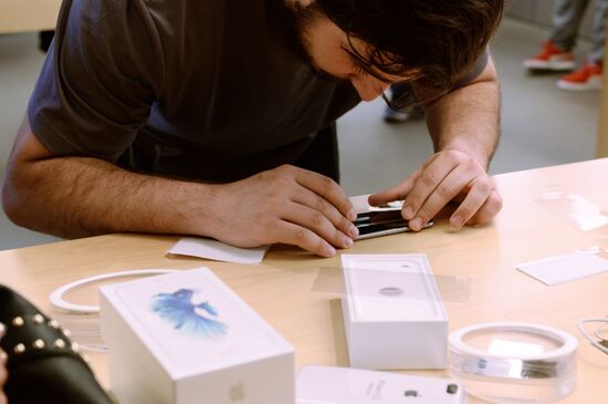 Selling iPhone 6s and iPhone 6s Plus Smartphones