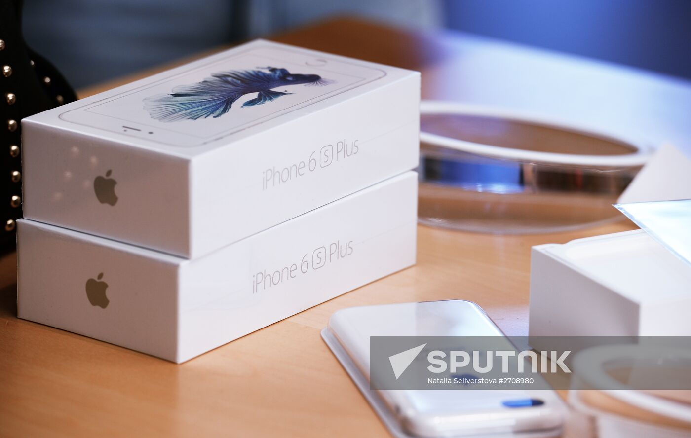 Selling iPhone 6s and iPhone 6s Plus smartphones