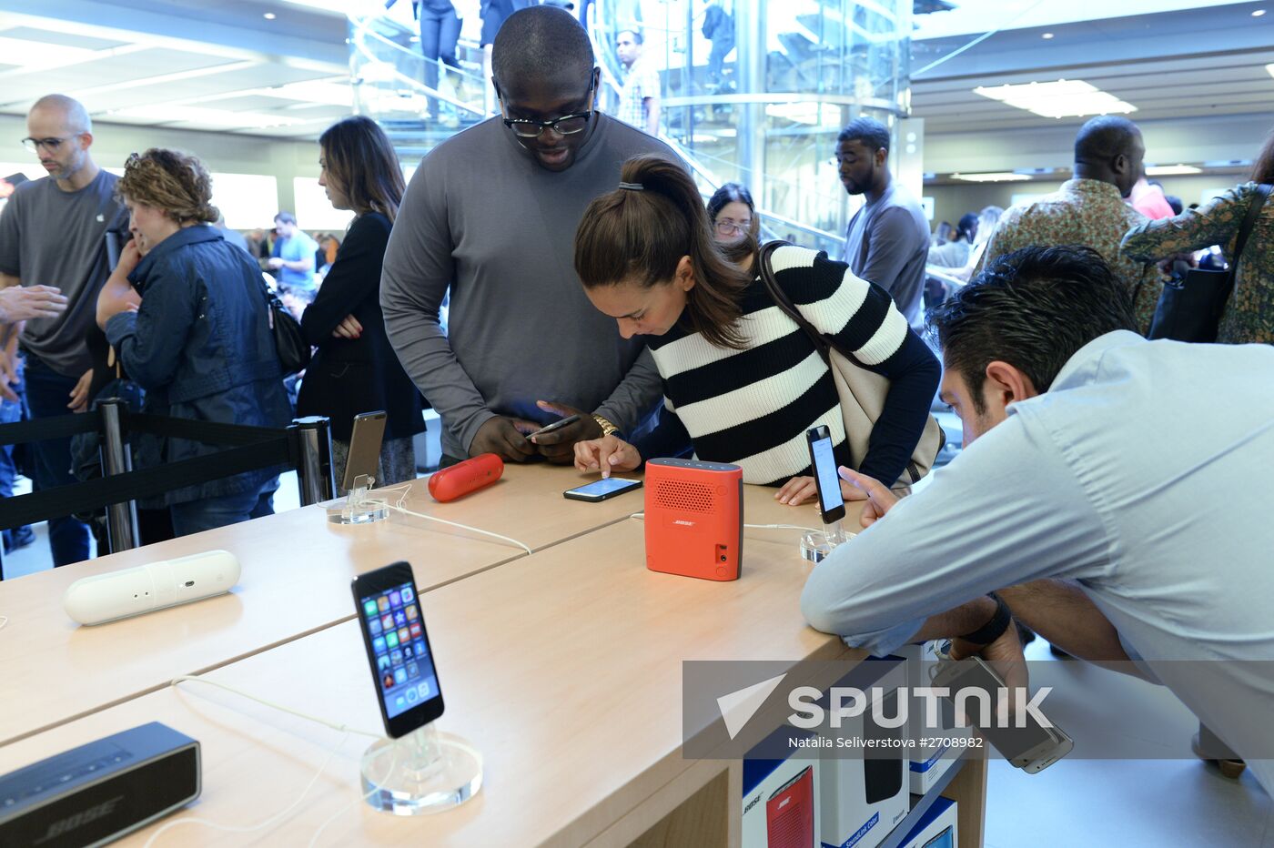 Selling iPhone 6s and iPhone 6s Plus smartphones