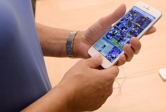 Selling iPhone 6s and iPhone 6s Plus Smartphones