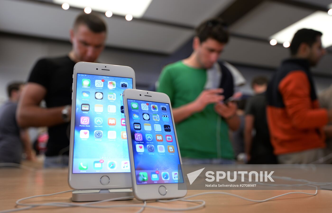 Selling iPhone 6s and iPhone 6s Plus smartphones