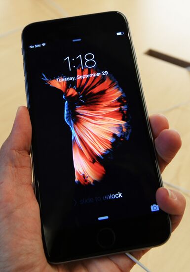 Selling iPhone 6s and iPhone 6s Plus Smartphones
