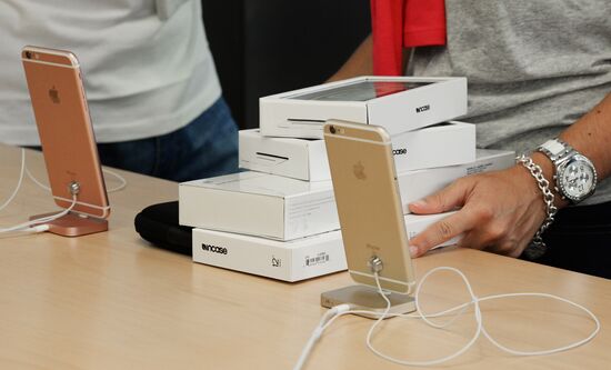 Selling iPhone 6s and iPhone 6s Plus smartphones
