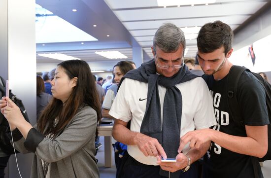 Selling iPhone 6s and iPhone 6s Plus smartphones