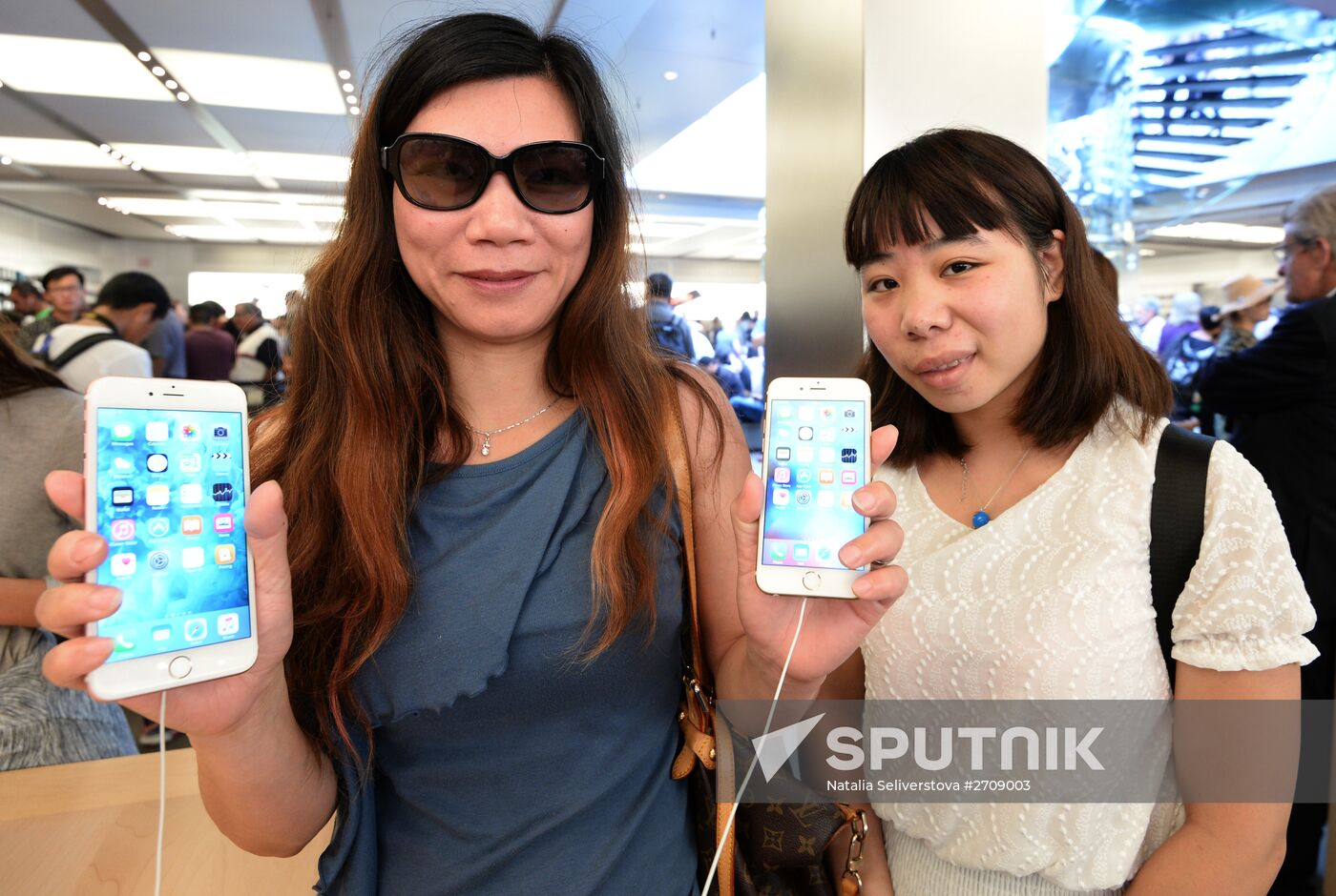 Selling iPhone 6s and iPhone 6s Plus Smartphones