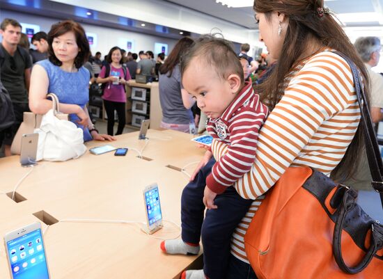 Selling iPhone 6s and iPhone 6s Plus smartphones
