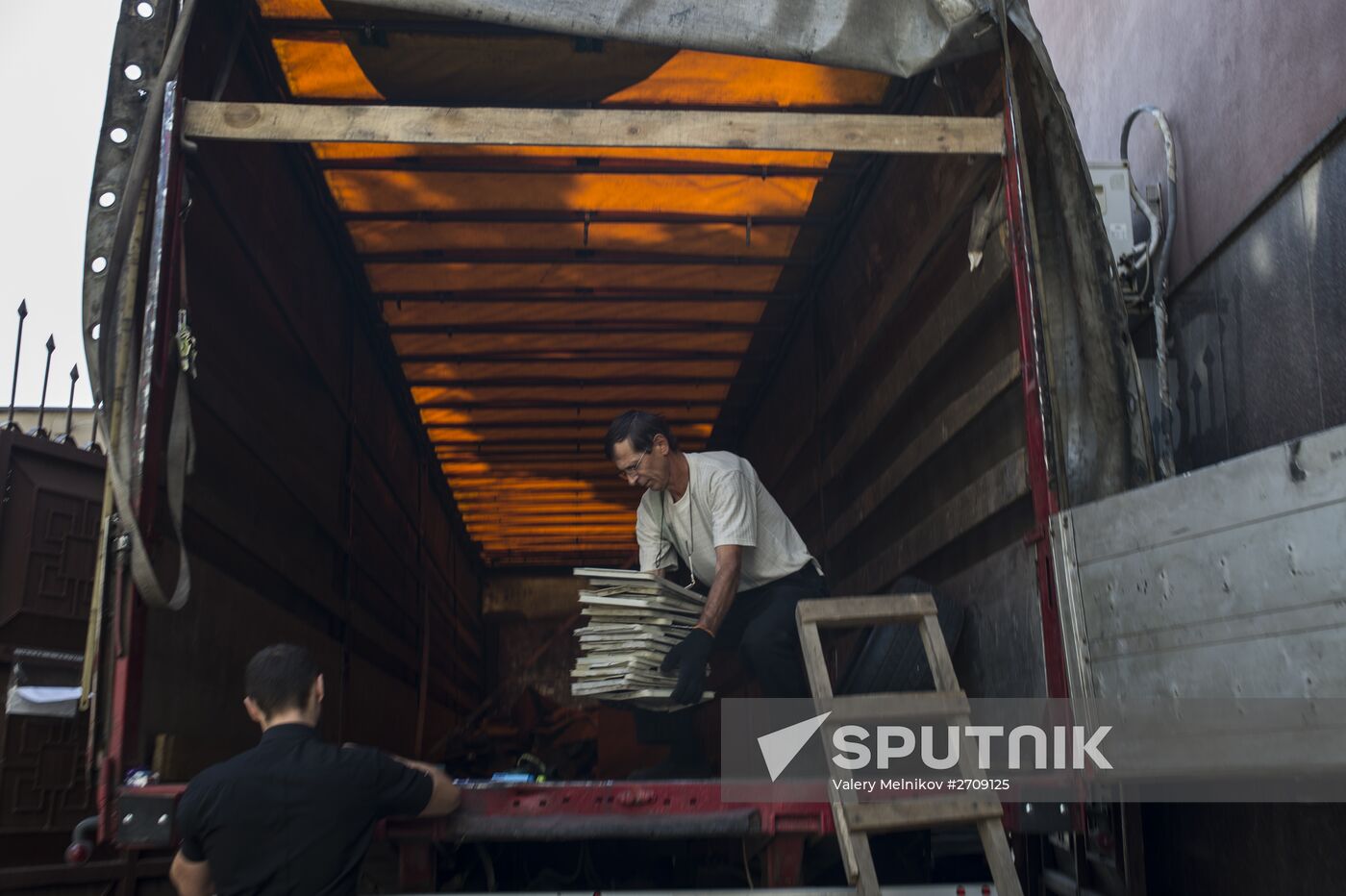 Donetsk People's Republic Prosecutor General's Office pass Malaysian Boeing 777 wreckage on to Dutch experts