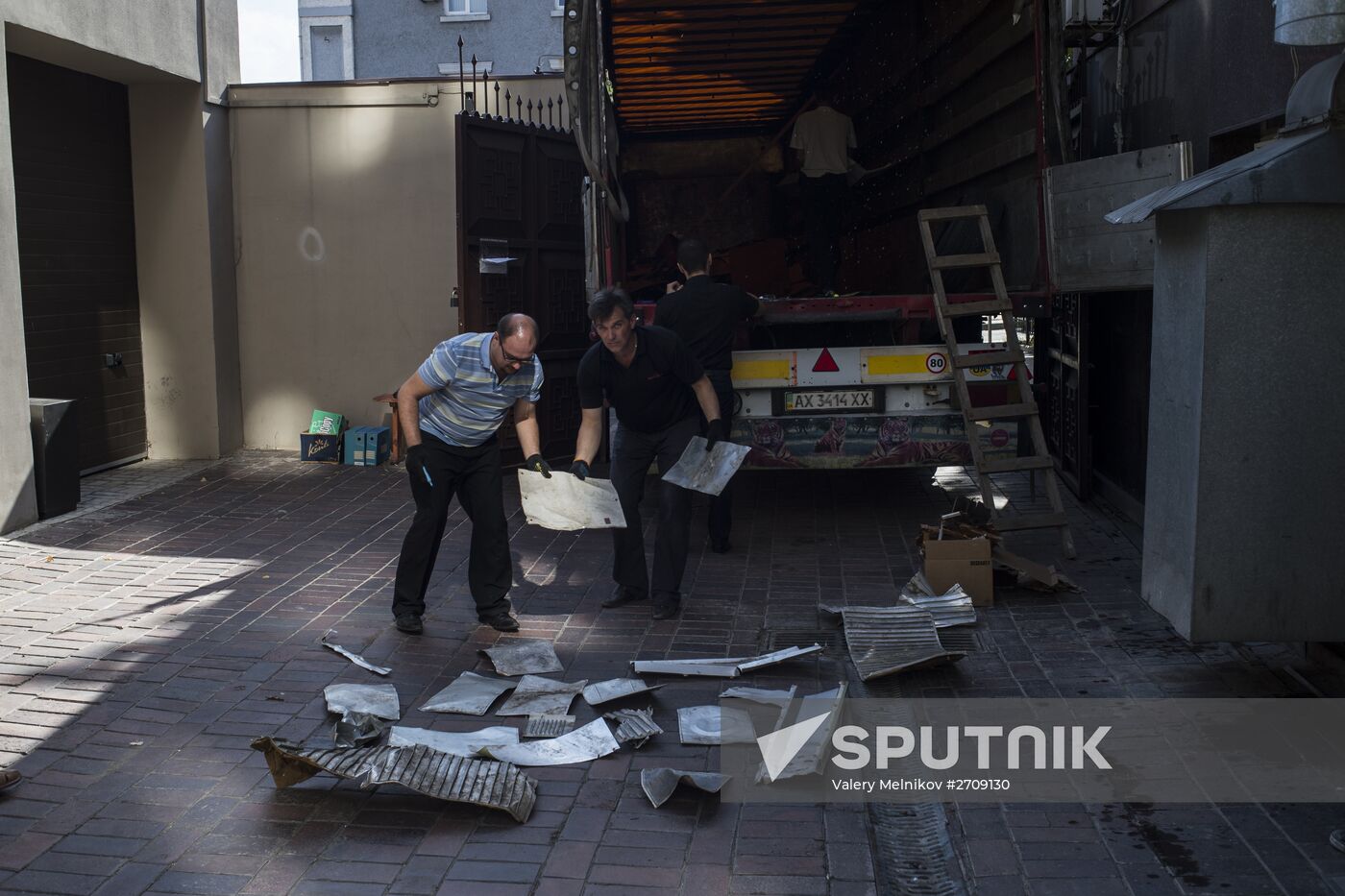 Donetsk People's Republic Prosecutor General's Office pass Malaysian Boeing 777 wreckage on to Dutch experts