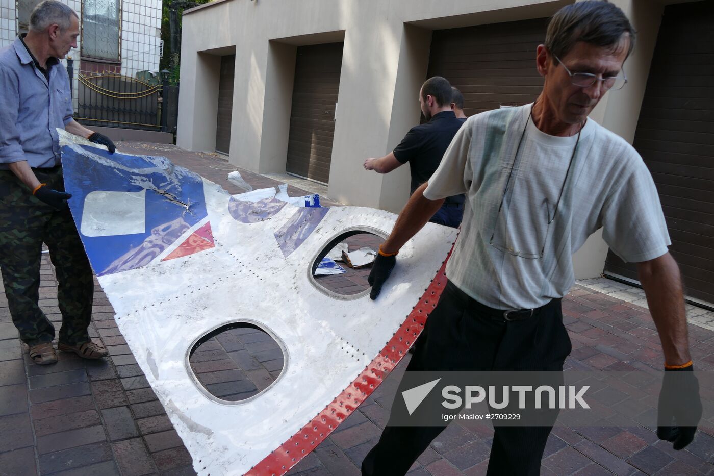 Donetsk People's Republic Prosecutor General's Office pass Malaysian Boeing 777 wreckage on to Dutch experts