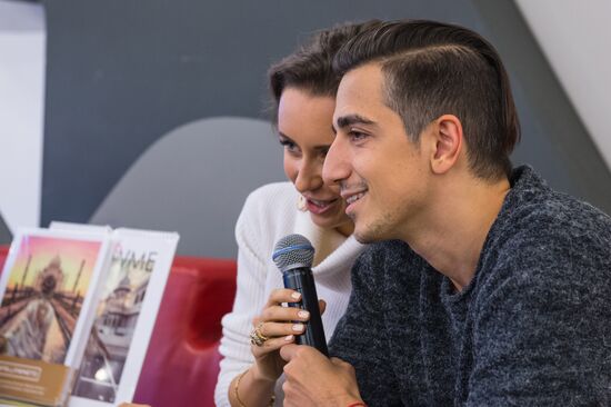 Presentation of #FOLLOWMETO photo book
